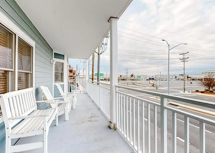 4100 Coastal #102 *